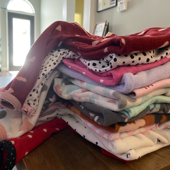 Bundle of 13 size 9 months girls pajamas/sleepers - Picture 3 of 9